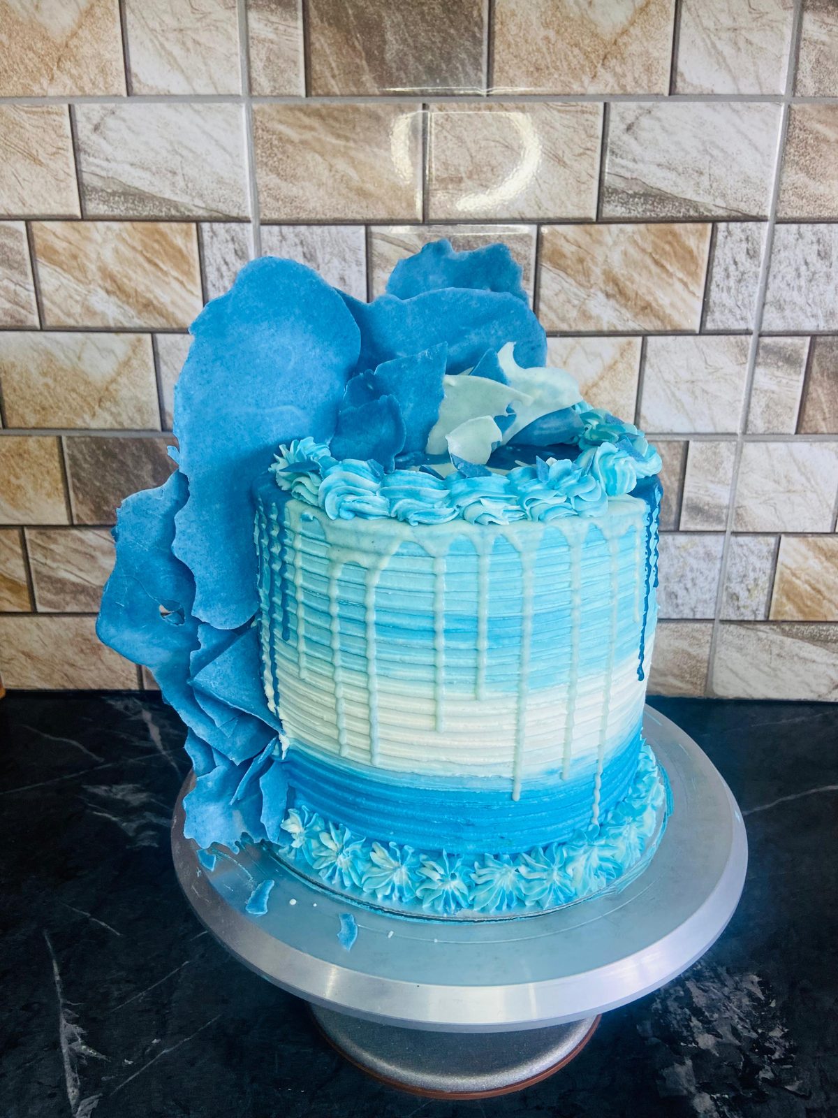 Gâteau bleu dégradé avec coulure