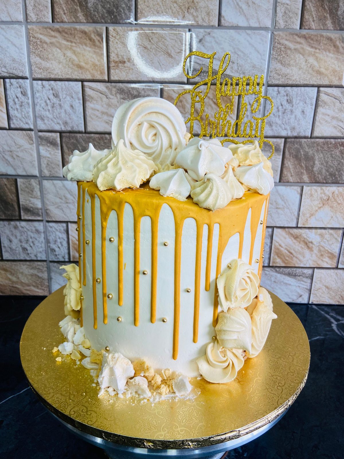 Gâteau blanc à coulure dorée